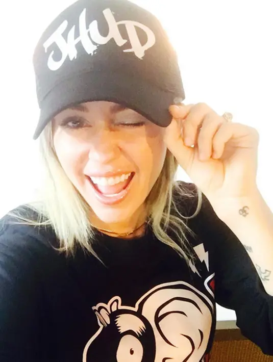 Melihat Miley yang berpose dengan balon besar, warga net pun salah fokus dengan pose Miley di mana perutnya terlihat buncit. Dari situ lah warga net sibuk mengatakan bahwa kekasih Liam Hemsworth tengah hamil. (Instagram/miley cyrus)