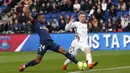Pemain PSG, Christopher Nkunku (kiri) berusaha menjangkau bola dari kejaran pemain FC Metz,  Ivan Balliu pada lanjutan Ligue 1 Prancis di Parc des Princes Stadium, Paris (10/3/2018). PSG menang telak 5-0. (AP/Thibault Camus)