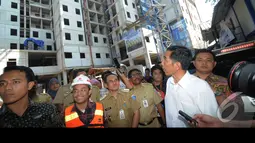 Jokowi yang berkemeja putih datang meninjau bangunan rusun yang masih dalam pengerjaan di Jl Kampung Melayu, Jaktim, Selasa (5/8/2014) (Liputan6.com/Herman Zakharia)