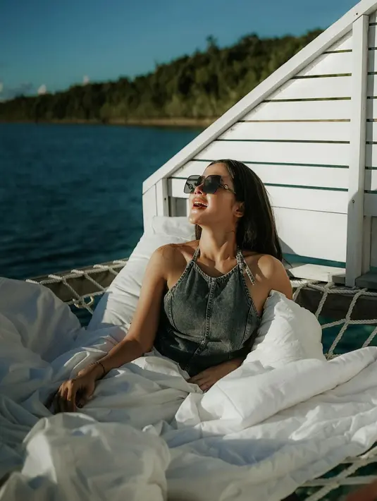 Rambut panjangnya dibiarkan tergerai begitu saja, menambah kesan kasual pada keseluruhan penampilan Bella Bonita di sini. [Foto: Instagram/bellabonita_r.a]