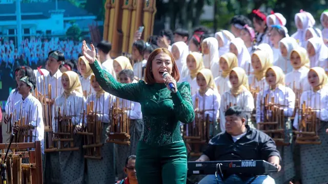 Bandung Kota Angklung Festival menghadirkan ratusan musisi.