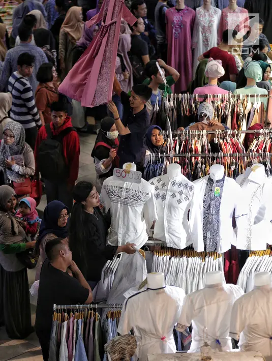 Sejumlah pengunjung saat mencari busana muslim di Pasar Tanah Abang Blok A, Jakarta, Minggu (5/5/2019). Warga Jakarta dan sekitarnya sudah mulai memadati kawasan tersebut untuk berbelanja perlengkapan dan kebutuhan menyambut bulan Ramadan. (Liputan6.com/Faizal Fanani)