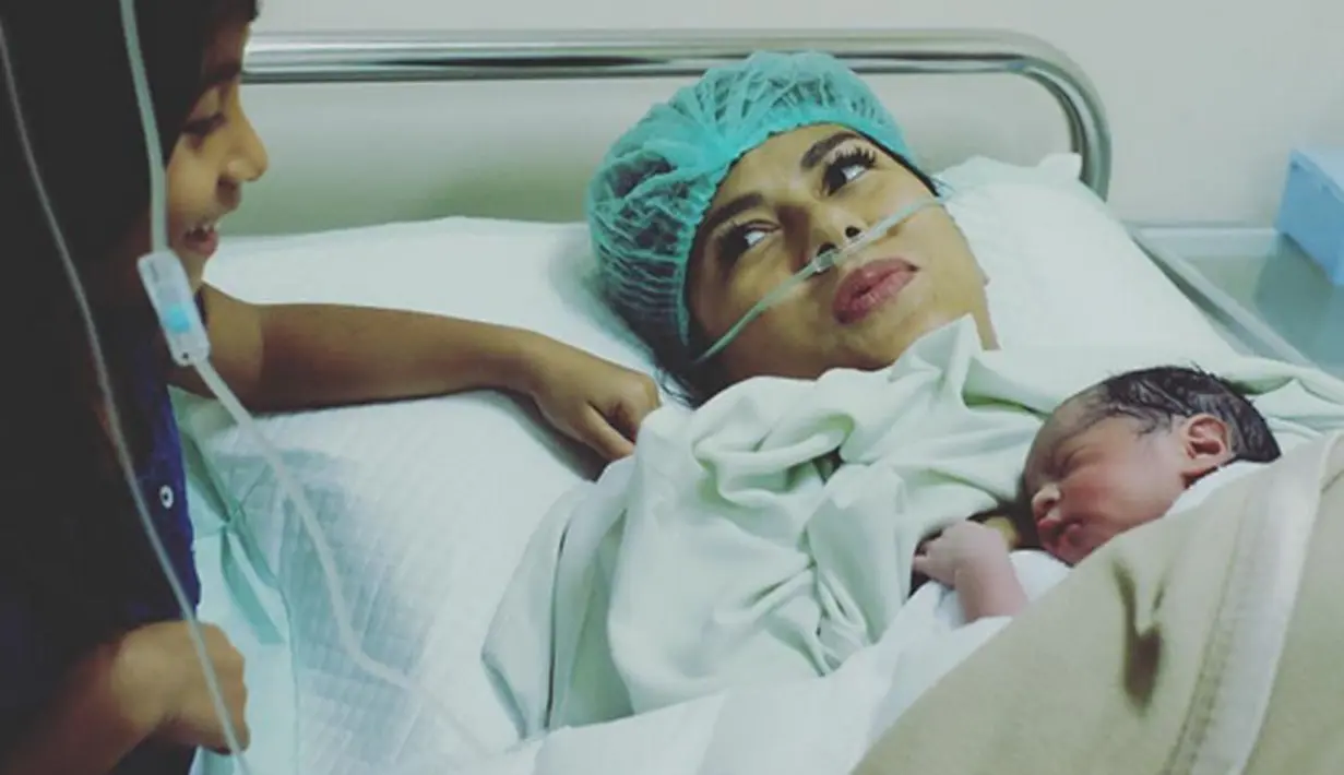 Melahirkan di usia 37 tahun merupakan hal yang sangat disyukuri Meisya lantaran proses lahiran yang lancar menurutnya. (Instagram/meisya_siregar)