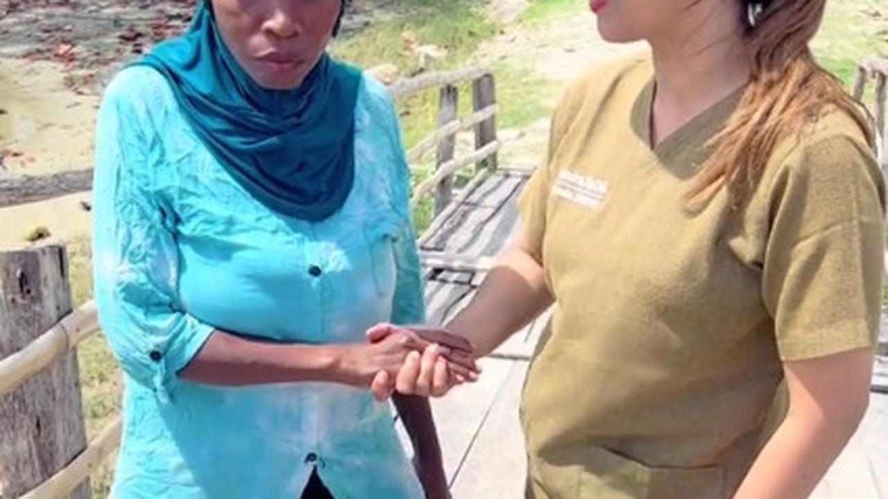 Viral Momen Dokter Setir Mobil Ambulan untuk Jemput Dua Pasiennya yang Hamil, Aksinya Banjir Pujian Warganet