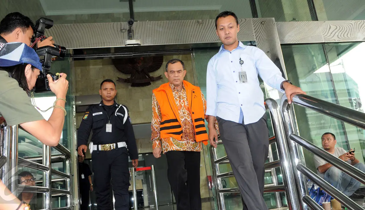 Tersangka anggota DPRD Banten, Srimulya Hartono alias SM Harto usai diperiksa KPK sebagai saksi terkait kasus dugaan suap pengesahan APBD tahun 2016 tentang pembentukan Bank Pembangunan Daerah Banten, Jakarta, Rabu (6/1/2016). (Liputan6.com/Helmi Afandi)