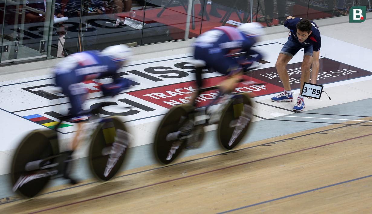 Tim balap sepeda Prancis berkompetisi pada babak kualifikasi nomor team pursuit putra UCI Track Nation Cup 2023 yang berlangsung di Jakarta International Velodrome, Rawamangun, Jakarta, Kamis (23/2/2023). (Bola.com/Bagaskara Lazuardi)