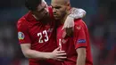 Ekspresi pemain Denmark, Martin Braithwaite (kanan) dan Pierre-Emile Hojbjerg usai pertandingan melawan Inggris pada semifinal Euro 2020 di stadion Wembley di London, Kamis (8/7/2021). Inggris akan bertemu Italia di babak final. (Laurence Griffiths/Pool Photo via AP)