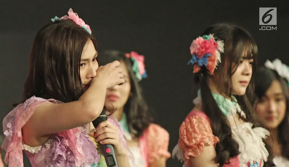 Member JKT 48, Melody menghapus air mata saat memberi pengumuman di acara 'JKT48 Request Hour Setlist Best 30 2017', Jakarta, Sabtu (4/11). Melody mengumumkan dirinya yang dari Tim J dan Tim T memutuskan lulus dari JKT48. (Liputan6.com/Herman Zakharia)