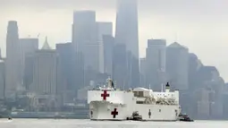 Kapal Rumah Sakit Angkatan Laut USNS Comfort melewati Manhattan dalam perjalanan ke New York, Amerika Serikat, Senin (30/3/2020). Kapal ini dapat beroperasi dalam 24 jam setelah kedatangannya di New York. (AP Photo/Seth Wenig)