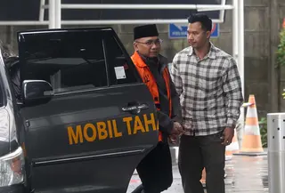 Sebelumnya, Yaqut Cholil Qoumas sempat menjadi tahanan rumah sejak Kamis 19 Maret 2026. Permohonan status tahanan rumah diajukan pihak keluarga pada pada Selasa 17 Maret 2026. Tampak dalam foto, tersangka kasus dugaan korupsi kuota haji tambahan tahun 2023–2024, Yaqut Cholil Qoumas (kiri), saat tiba di Gedung Merah Putih Komisi Pemberantasan Korupsi (KPK), Jakarta, Selasa (24/3/2026). (merdeka.com/Arie Basuki)