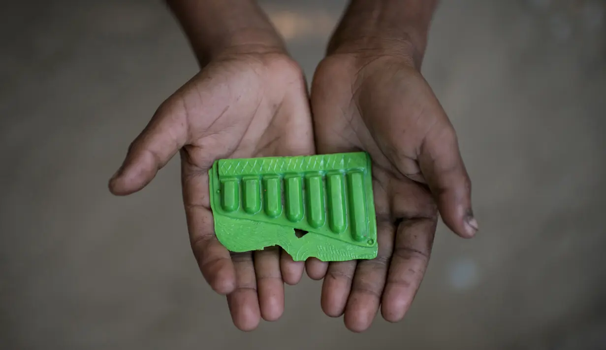Bocah Rohingya berumur 8 tahun, Mohammad Rafiq menunjukkan peluit plastik mainnya di kamp pengungsi Shamlapur di Cox's Bazar (1/12). (AFP Photo/Ed Jones)