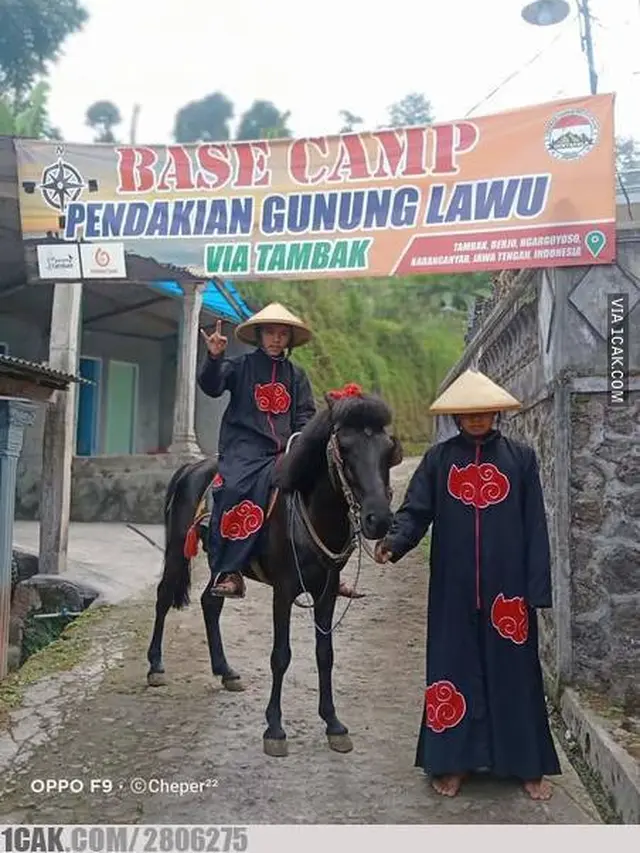 6 Potret Orang Pakai Outfit Akatsuki Ini Perhatian, Unik Banget