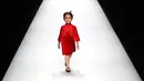 Seorang anak berjalan di atas catwalk mengenakan karya desainer Amelie Wang pada China Fashion Week di Beijing,  31 Oktober 2017. (AP Photo/Andy Wong)