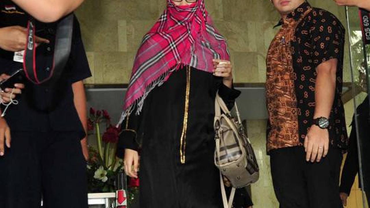 Tutupi wajahnya, Neneng kembali diperiksa KPK