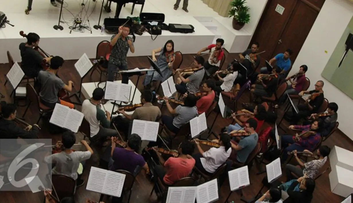 Konduktor Avip Priatna berlatih bersama Jakarta Concert Orchestra dan Batavia Madrigal Singers di Jakarta (8/11). Hymn of Praise ini akan menghadirkan komposisi-komposisi yang memiliki nilai khusus untuk disajikan. (Liputan6.com/Fery Pradolo)