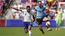 Diego Godin. Bek tengah berusia 36 tahun yang baru bergabung dengan Velez Sarsfield pada Juni 2022 usai meninggalkan Atletico Mineiro ini masih memegang rekor sebagai pemain aktif pengoleksi caps terbanyak bagi Timnas Uruguay. Hingga kini ia telah tampil dalam 159 laga bersama Timnas Uruguay dengan torehan 8 gol dan 7 assist sejak melakukan debut pada 26 Oktober 2005. Di ajang Piala Dunia ia juga telah tampil dalam 3 edisi mulai 2010 hingga 2018 dan total bermain dalam 14 laga dengan torehan 1 gol dan 1 assist. (AFP/Getty Images/Kyle Rivas)