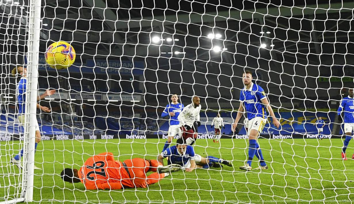 Striker Arsenal, Alexandre Lacazette, mencetak gol ke gawang Brighton & Hove Albion pada laga Liga Inggris di Stadion Amex, Selasa (30/12/2020). Arsenal menang dengan skor 1-0. (Mike Hewitt/Pool via AP)