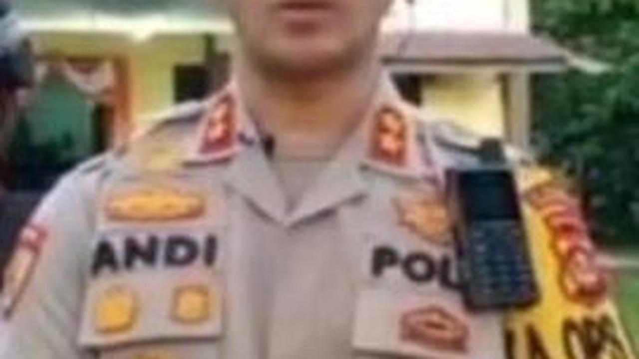 Kapolres Ogan Ilir AKBP Andi Baso Rahman mengungkapkan, tersangka menggunakan modus memberi layanan gratis bagi para korban agar bersedia bekerja di Malaysia. Namun tersangka memaksa korban menyetorkan gaji tiga bulan pertama kepadanya sebagai imbalan mem