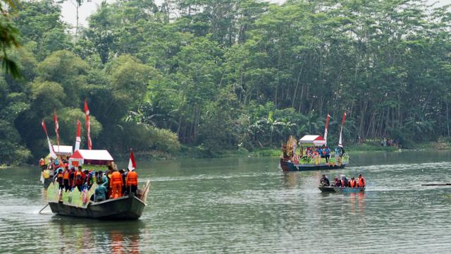 Perahu hias berlayar dengan latar panorama tepi Sungai Serayu yang mempesona dalam Festival Serayu Banyumas 2018. (Foto: Liputan6.com/FSB 2018/Muhamad Ridlo)