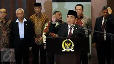 Ketua DPR, Ade Komaruddin bersama Pimpinan Fraksi DPR menggelar Konferensi Pers terkait Rapat Pimpinan di Gedung DPR Nusantara III, Kompleks Parlemen, Senayan, Jakarta, Senin (18/1/2016). (Liputan6.com/Johan Tallo)