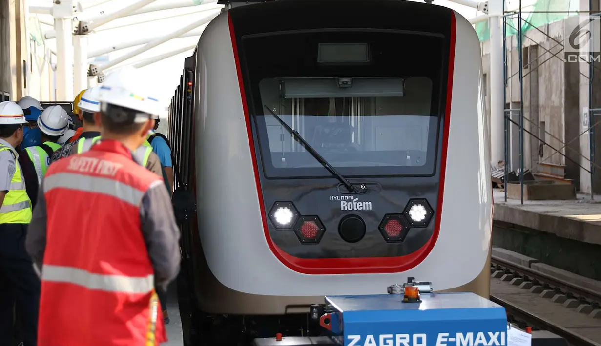 Gerbong kereta Light Rail Transit (LRT) ketika melakukan ujicoba dari Stasiun Boulevard Selatan ke Stasiun Boulevard Utara, Jakarta, Kamis (14/6). Uji coba internal rangkaian LRT digelar sejak 11 hingga 13 Juni 2018 lalu. (Liputan6.com/Immanuel Antonius)