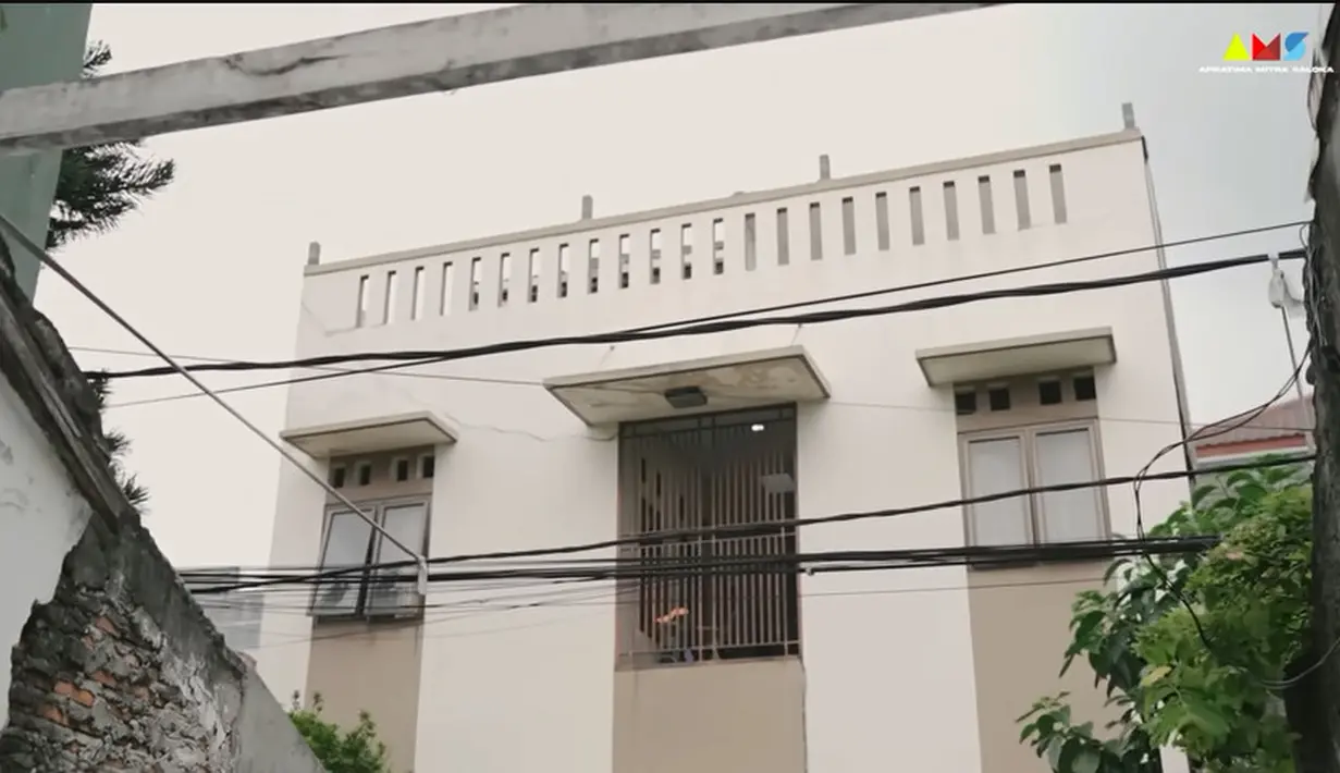 Rumah tingkat bercat putih ini merupakan tempat kos Arya Saloka. Menurutnya, saat ia pindah ke tempat kos tersebut sekitar tahun 2013 awal. Saat itu, belum seluruhnya jadi, hanya kamar Arya Saloka yang sudah jadi. [Youtube/Rumah Kelana Pictures]