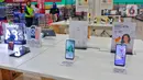Sejumlah smartphone atau ponsel pintar dipajang di salah satu pusat perbelanjaan di kawasan Tangerang, Selasa (14/3/2023). Firma riset pasar International Data Corporation (IDC) memproyeksikan pasar smartphone atau ponsel pintar pada tahun ini masih akan stagnan, apabila terjadi kenaikan hanya berkisar satu persen. (Liputan6.com/Angga Yuniar)