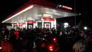 Antrean motor terlihat di salah satu pom bensin kawasan Karawang, Jumat (25/7/14) dini hari. (Liputan6.com/Miftahul Hayat)