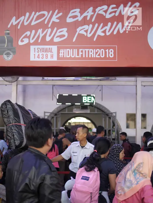 Pemudik pengguna jasa kereta api memadati Stasiun Pasar Senen, Jakarta, Selasa (12/6). Puncak arus mudik di Stasiun Pasar Senen diperkirakan terjadi hari ini atau H-3 Idul Fitri. (Liputan6.com/Faizal Fanani)