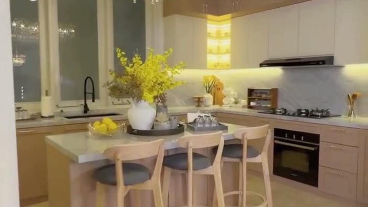 8 Potret Dapur Baru Olla Ramlan yang Elegan dan Cozy, Dilengkapi Chandelier yang Indah
