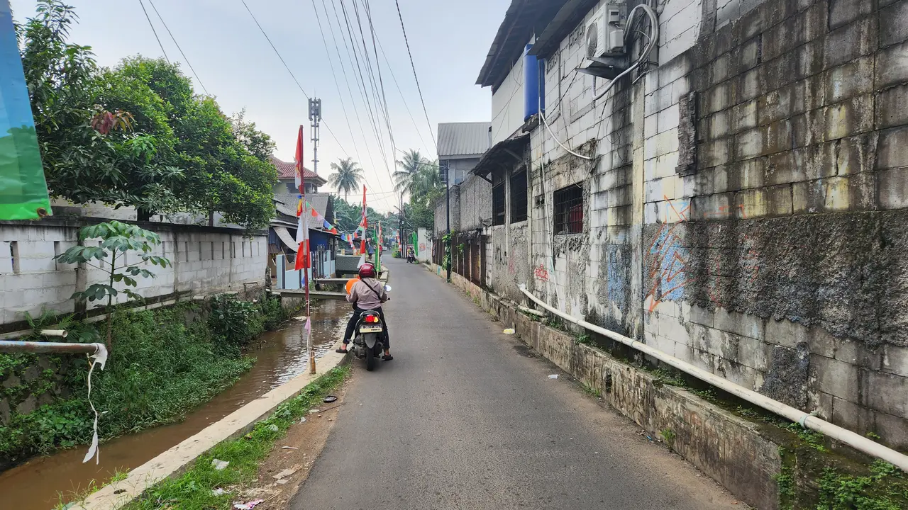 Jalan Enggram yang akan dilakukan pelebaran jalan untuk mengurai kemacetan lalu lintas di wilayah Sawangan, Depok.
