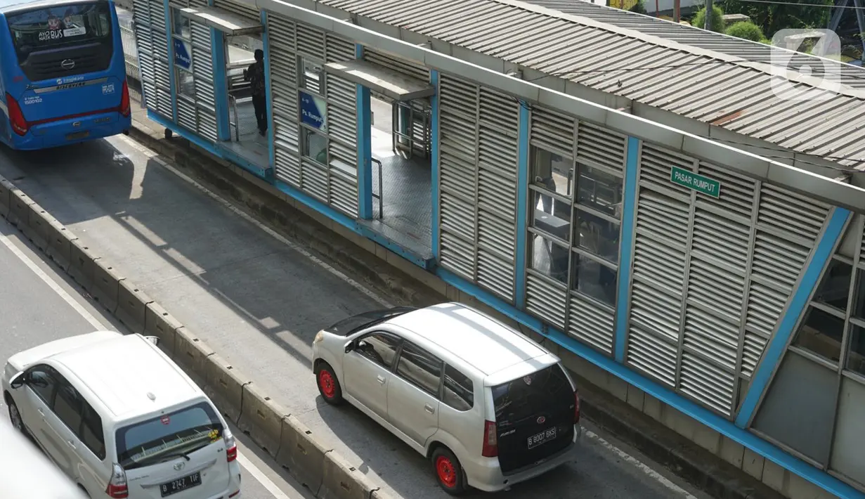 Pengendara mobil menerobos jalur bus transjakarta di kawasan Pasar Rumput, Jakarta, Kamis (25/6/2020). Minimnya penindakan selama PSBB menyebabkan sebagian pemotor nekat masuk ke jalur khusus bus transjakarta tersebut. (Liputan6.com/Immanuel Antonius)