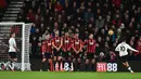 Gelandang Liverpool, Philippe Coutinho melepaskan tendangan menuju kotak penalti saat melawan AFC Bournemouth di Vitality Stadium, Minggu (17/12). Liverpool mencukur tuan rumah AFC Bournemouth empat gol tanpa balas. (GLYN KIRK / AFP)