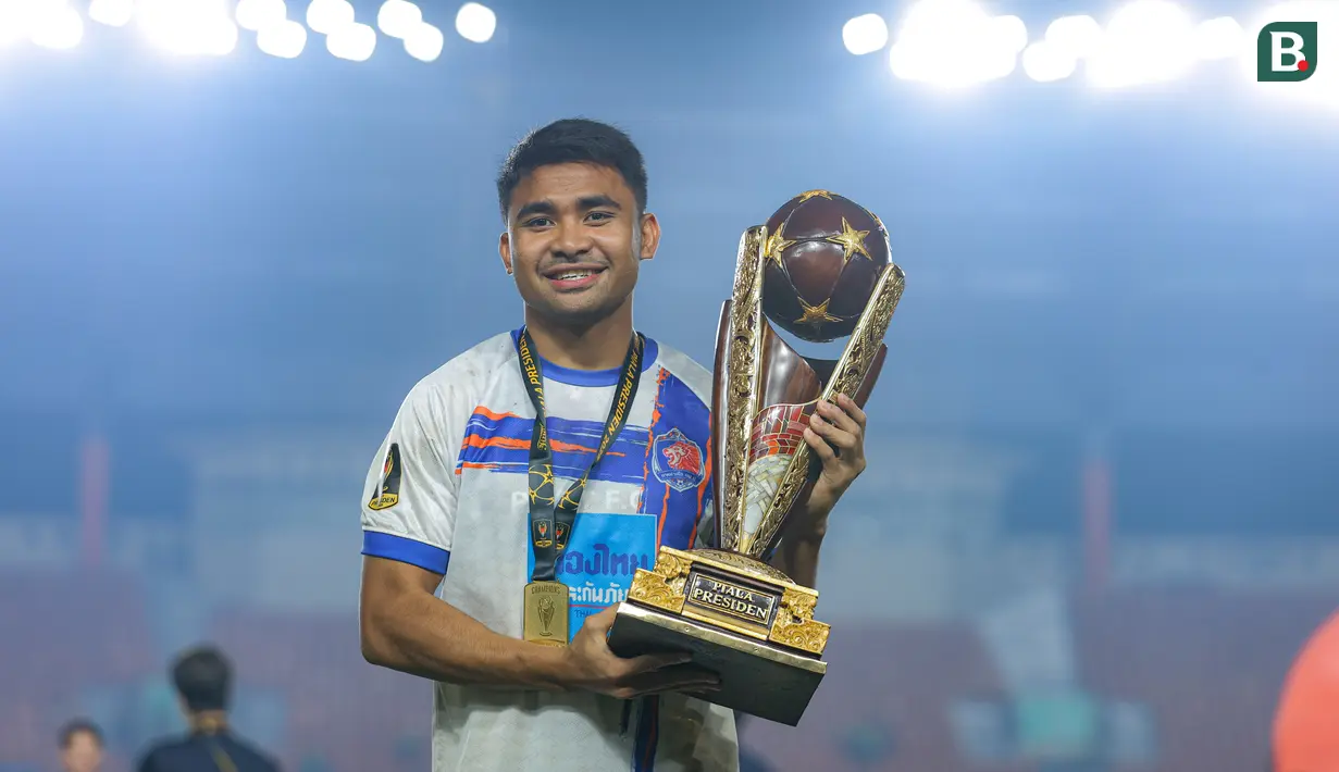 Asnawi Mangkualam Bahar saat mengangkat trofi usai timnya Port FC berhasil keluar menjadi juara Piala Presiden 2025 yang berlangsung di Stadion Si Jalak Harupat, Kabupaten Bandung, pada Minggu (13/7/2025) malam WIB. (Bola.com/Bagaskara Lazuardi)