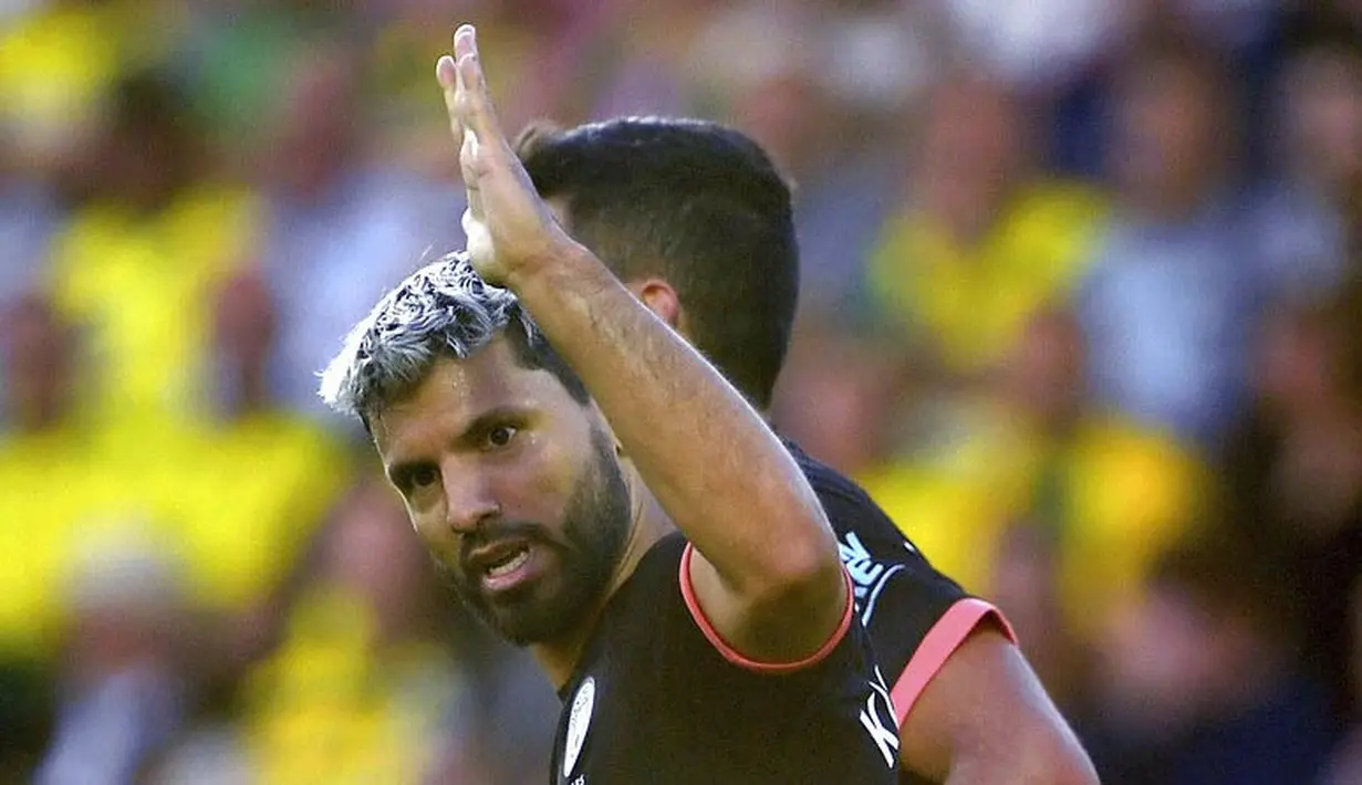 Striker Manchester City, Sergio Aguero, melakukan selebrasi usai mebobol gawang Norwich City pada laga Premier League di Stadion Carrow Road, Sabtu (14/9). Norwich City menang 3-2 atas Manchester City. (AP/Joe Giddens)