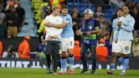 Ruben Dias dari Manchester City, kedua dari kiri, memeluk Kevin De Bruyne dari Napoli setelah pertandingan pembuka Liga Champions antara Manchester City dan Napoli di Stadion Etihad di Manchester, Inggris, Jumat (19/9/2025) dini hari WIB. (AP Photo/Dave Thompson)