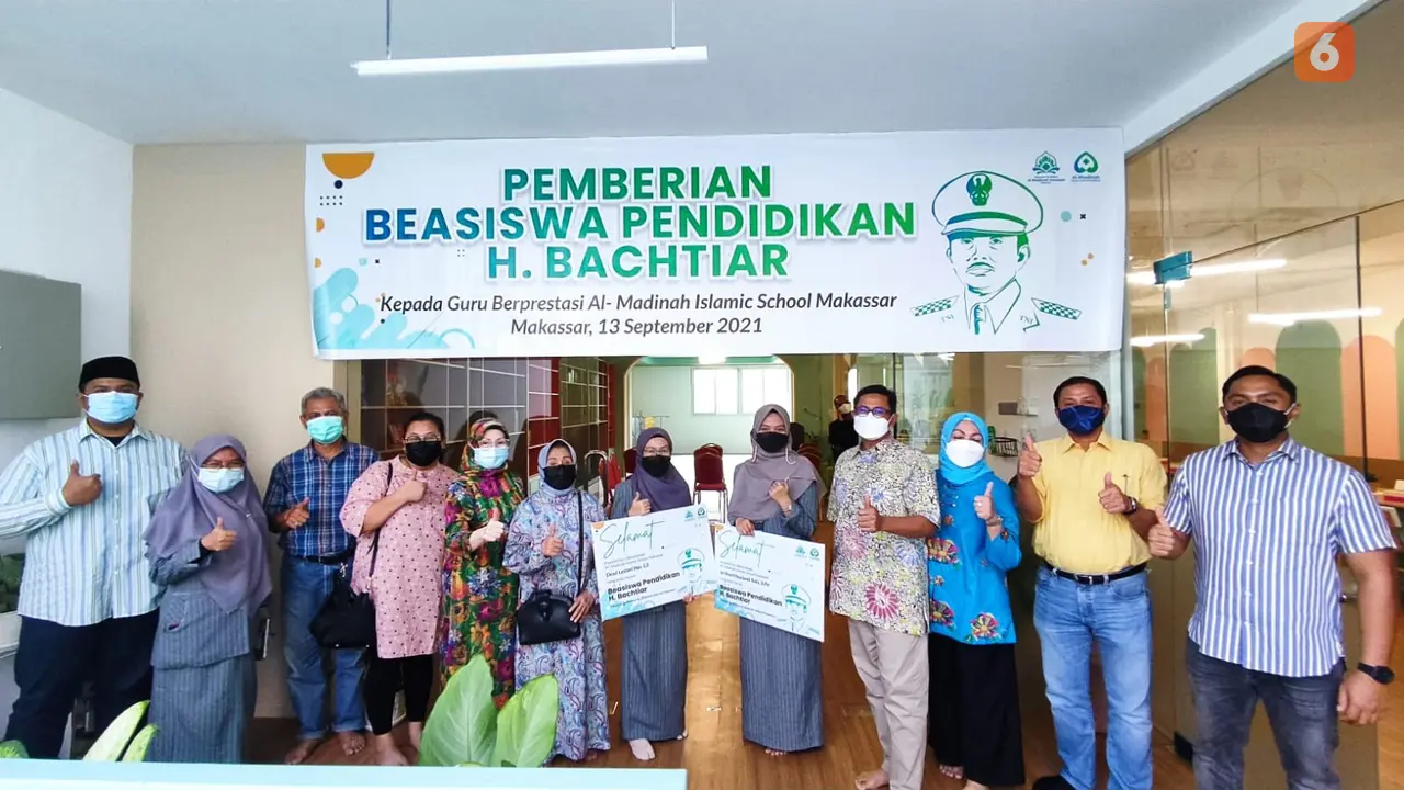 Dua guru berprestasi Al Madinah Islamic School mendapat beasiswa (Liputan6.com/Fauzan)