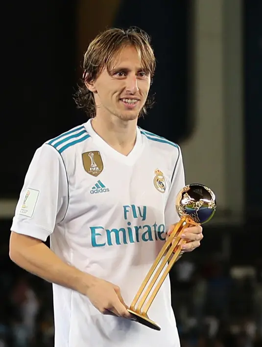 Gelandang Real Madrid, Luka Modric tersenyum saat berpose dengan trofi bola emas Piala Dunia Antarklub 2017 distadion Zayed Sports City,Abu Dhabi, Uni Emirat Arab, (16/12). Modric menjadi man of the match. (AFP Photo/Karim Sahib)