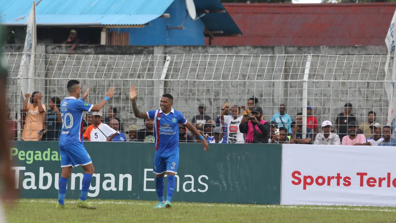 Otavio Dutra dan Beto Goncalves - PSBS Biak di Pegadaian Liga 2 2023/2024