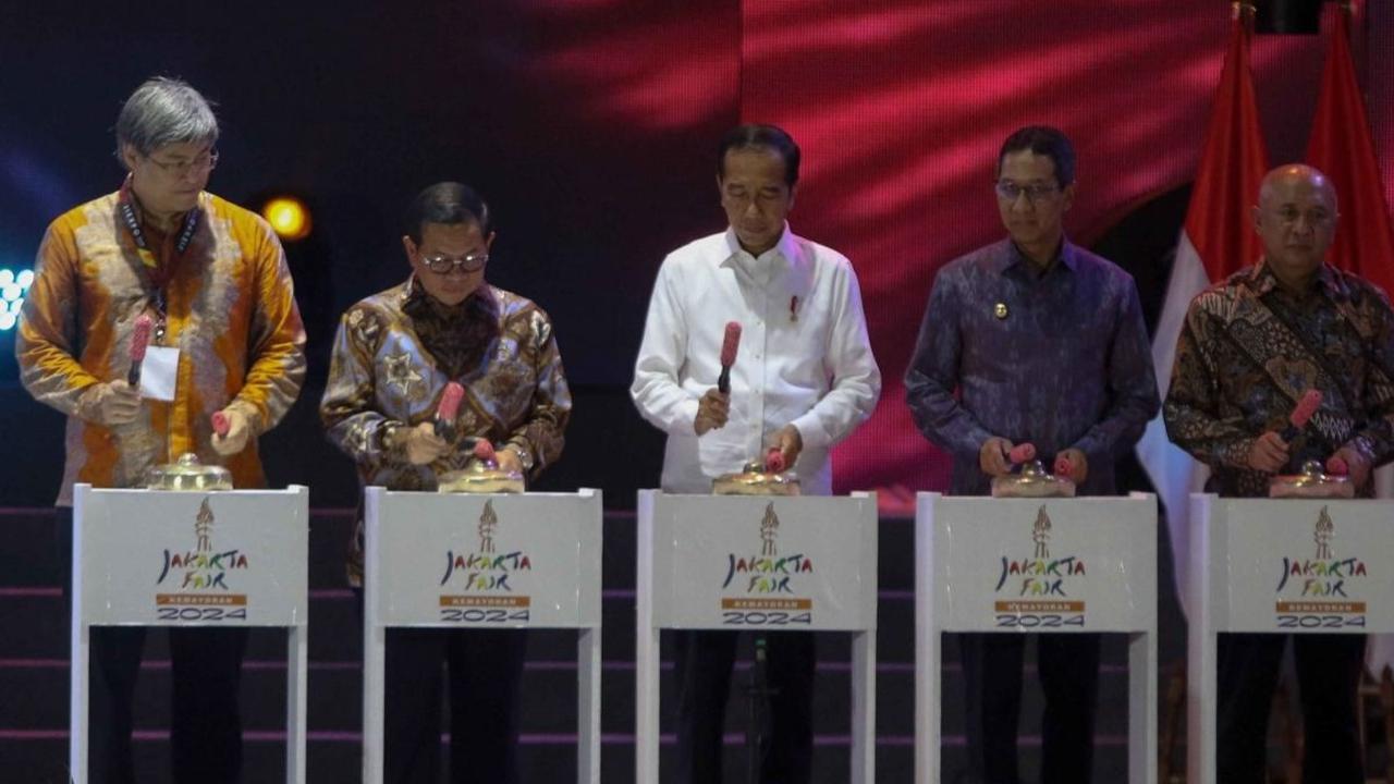 Presiden Joko Widodo (Jokowi) bersama Sekretaris Kabinet Pramono Anung, Menteri Koperasi dan UKM Teten Masduki, Pj Gubernur DKI Jakarta Heru Budi Hartono dan Direktur PT JIExpo Karuna Murdaya membuka Jakarta Fair 2024 di JIExpo Kemayoran, Jakarta, Rabu (1