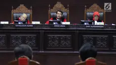 Ketua Mahkamah Konstitusi Anwar Usman (tengah) memimpin sidang uji materi UU KPK di Gedung MK, Jakarta, Senin (30/9/2019). MK menggelar sidang perdana uji materi UU Nomor 30 Tahun 2002 tentang KPK. (Liputan6.com/Angga Yuniar)