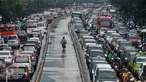 Kepadatan kendaraan yang melintas di Jalan Mampang Prapatan usai diguyur hujan, Jakarta, Selasa (11/10). Pasca diguyur hujan, sejumlah ruas jalan terdampak kepadatan pengendara bermotor. (Liputan6.com/Yoppy Renato)