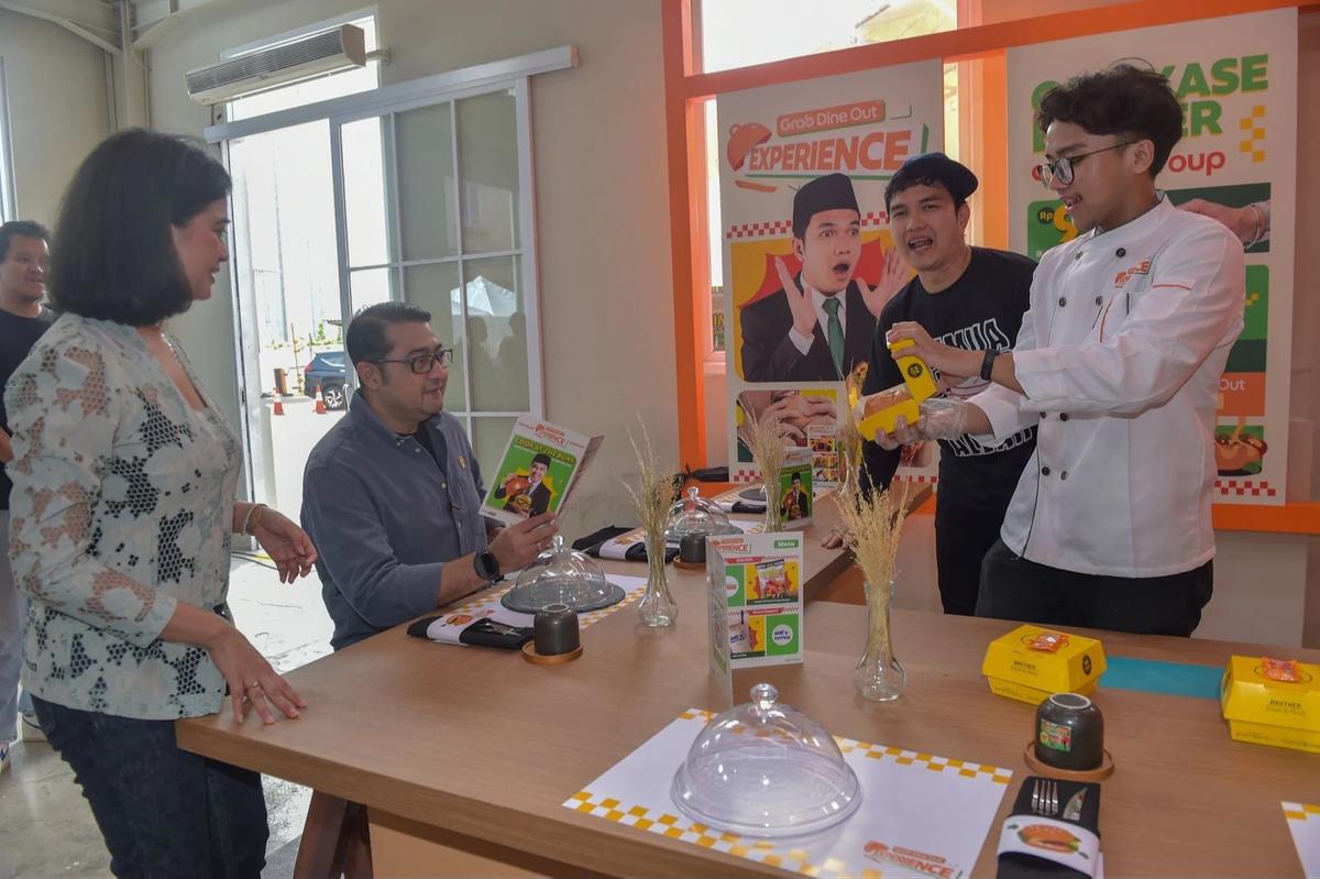 Menteri Ekraf Teuku Riefky Harsya saat menghadiri pembukaan Festival Burger Dunia