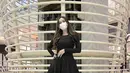 Menjadi salah satu selebriti yang kerap jalani travelling, sebagai seorang ibu tidak jarang ia pun mengajak buah hatinya. Kerap membagikan kesehariannya dalam media sosial Instagram. Aura Kasih pun selalu tampil anggun dengan busana dress dengan gaya yang simpel ini. (Liputan6.com/IG/@aurakasih)