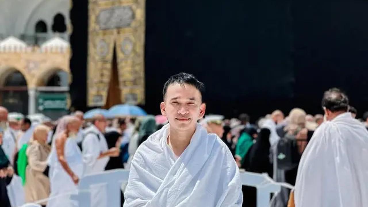 6 Potret Ruben Onsu di Depan Ka'bah, Tunjukkan Indahnya Kedekatan dengan Sang Pencipta