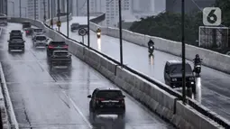 Sejumlah pengendara sepeda motor menerobos Jalan Layang Non Tol (JLNT) Casablanca saat hujan, Jakarta, Minggu (20/12/2020). Aksi nekat para pengendara sepeda motor tersebut dapat mengancam keselamatan diri serta pengguna jalan lain. (merdeka.com/Iqbal S. Nugroho)