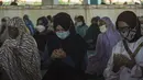 Berda Asmara (tengah), istri dari Serda Mes Guntur Ari Prasetya, berdoa bersama para dosen di Universitas Nahdlatul Ulama Surabaya, Jawa Timur, Senin (26/4/2021). Sholat ghaib dan doa bersama tersebut untuk mendoakan seluruh kru KRI Nanggala 402 yang tenggelam di perairan Bali (Juni Kriswanto/AFP)