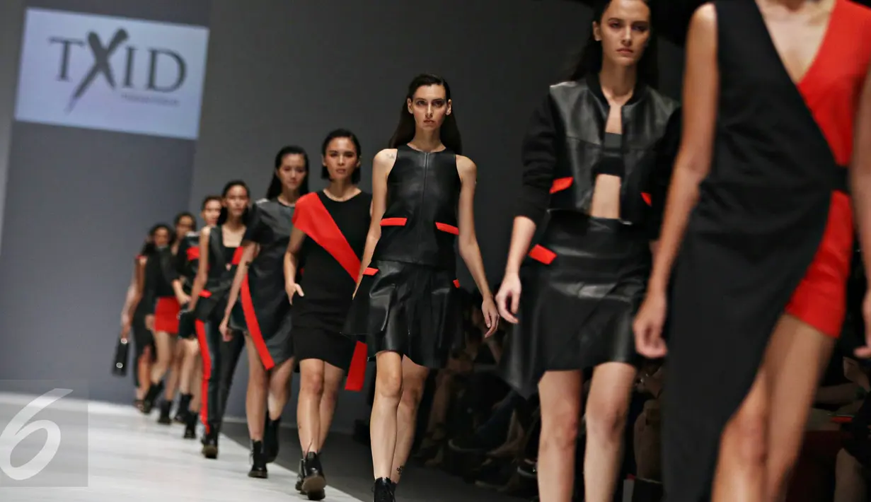 Sejumlah model berjalan diatas catwalk membawakan busana perancang Tex Saverio dalam Jakarta Fashion Week (JFW) 2016 di Senayan City, Jakarta, Sabtu (24/10/2015). Ini merupakan acara mode terbesar di Asia Tenggara. (Liputan6.com/Immanuel Antonius)