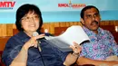 Menteri LHK, Siti Nurbaya (kiri) dan Ketua LSM Huma Chalid Muhammad saat dialog Forum Senator untuk Rakyat bertajuk "Hutan Indonesia di Persimpangan Nawacita" di kawasan Cikini, Jakarta, Minggu (31/5/2015). (Liputan6.com/Helmi Afandi)