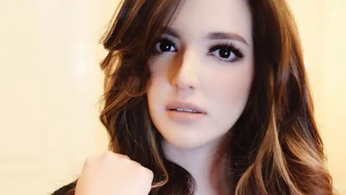 Dengan Makeup Andalan, Cantiknya Nia Ramadhani Kayak Barbie Hidup